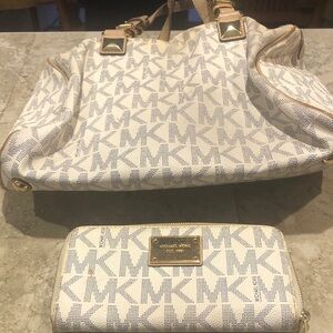 Michael Kors White and Gold Shoulder Bag and matching wallet. Dust bag included